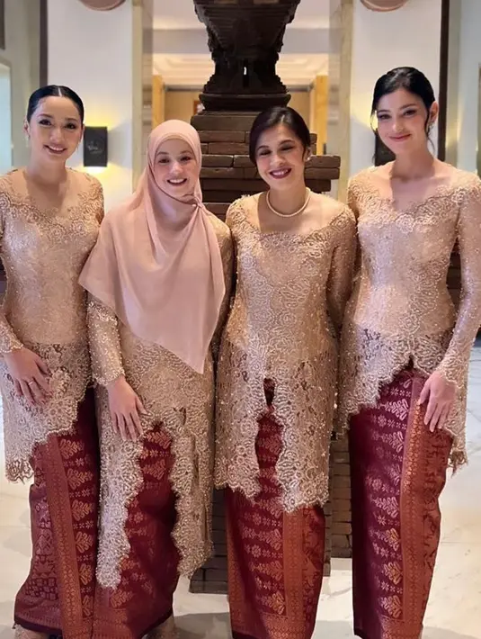 Hesti Purwadinata, Natasha Rizky, dan Medina juga hadir menjadi Bridesmaid saat akad nikah Enzy mengenakan kebaya coklat yang dipadukan kain songket maroon dari Fadlan.