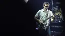 Vokalis grup musik Weezer, Rivers Cuomo saat tampil di atas panggung Soundrenaline di Allianz Ecopark, Ancol, Jakarta Utara, Sabtu (26/11/2022). Weezer tampil memeriahkan Soundrenaline 2022 dengan membawakan lagu  Beverly Hills, dan Anak Sekolah milik Chrisye. (Liputan6.com/Herman Zakharia)