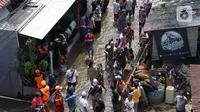Sejumlah warga berkumpul saat banjir dan longsor di Jalan Damai, Ciganjur, Jakarta Selatan, Minggu (11/10/2020). Hujan yang deras sejak Sabtu (10/10/2020) sore mengakibatkan kawasan tersebut mengalami banjir sekaligus longsor. (Liputan6.com/Immanuel Antonius)