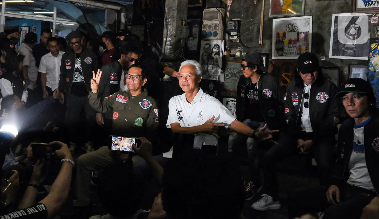 Lebih lanjut, Ganjar mengaku selalu mengikuti karya Slank. Menurutnya, lagu Slank kerap berisi kritik sosial hingga pemerintahan antikorupsi. (merdeka.com/Imam Buhori)