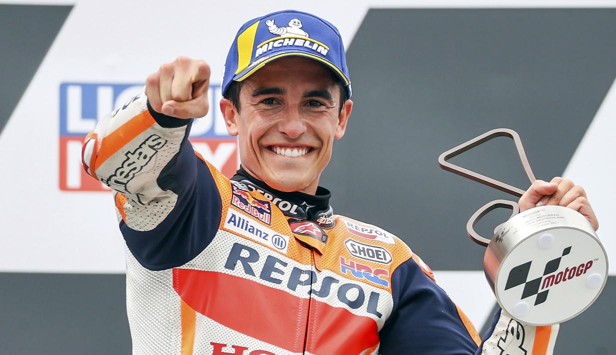 Senyum bahagia Marc Marquez usai menjuarai MotoGP Jerman 2021 di Sirkuit Sachsenring, Minggu (20/6). Bagi Marquez, itu adalah podium juara perdana pada musim ini sekaligus kemenangan kedelapan di MotoGP Jerman. (Foto: AP/DPA/Jan Woitas)