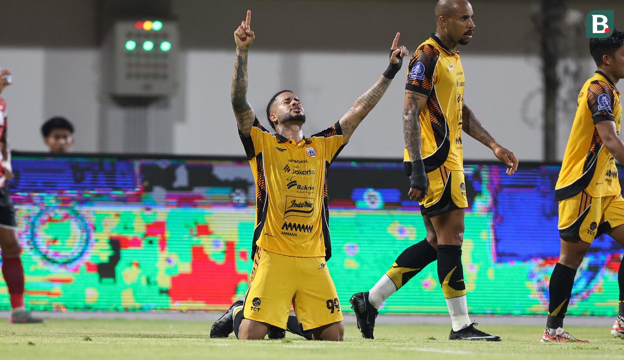 Selebrasi penyerang Persija Jakarta, Emaxwell usai mencetak gol ke gawang Madura United pada lanjutan BRI Super League 2025/2026 di Stadion Gelora Ratu Pamelingan, Jumat (24/10/2025) malam WIB. (Bola.com/Abdul Aziz).