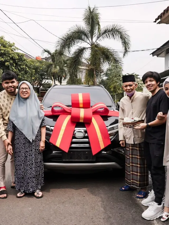 Kakek Nenek Atta Halilintar dapat Mobil Baru