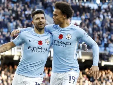 Pemain Manchester City, Leroy Sane, merayakan gol yang dicetak Sergio Aguero ke gawang Arsenal pada laga Premier League di Stadion Ettihad, Manchester, Minggu (5/11/2017). City menang 3-1 atas Arsenal. (AP/Martin Rickett)