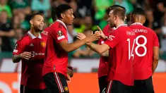 Pemain Manchester United merayakan setelah rekan setimnya Anthony Martial (kedua kiri) mencetak gol ke gawang Omonia pada pertandingan sepak bola Grup E Liga Europa di Stadion GSP, Nicosia, Siprus, 6 Oktober 2022. Manchester United menang 3-2 atas Omonia. (AP Photo/Petros Karadjias)