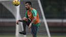 Gelandang timnas Indonesia, Stefano Lilipaly, saat berlatih jelang Piala AFF 2016 di Lapangan Sekolah Pelita Harapan, Banten, Selasa (15/11/2016). Stefano merupakan pemain Indonesia yang bermain di Liga Belanda. (Bola.com/Vitalis Yogi Trisna)