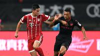 Gelandang Bayern Munchen, James Rodriguez (kanan), saat mencoba mengamankan bola dari kejaran gelandang Arsenal, Francis Coquelin, pada laga International Champions Cup 2017, di Shanghai, Rabu (19/7/2017). (AFP/Johannes Eisele). 