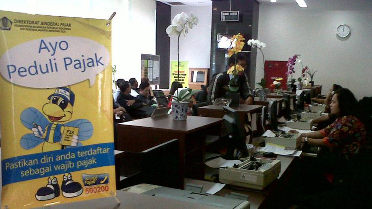 Petugas KPP Menteng Dua Jakarta melayani wajib pajak yang melaporkan SPT Tahunan