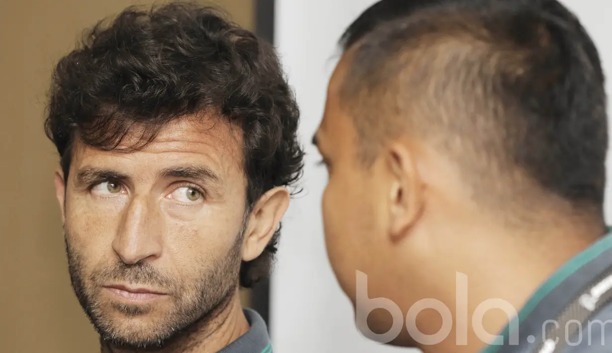 Pelatih Timnas Indonesia, Luis Milla,  saat menghadiri jumpa pers. Laga uji coba tersebut adalah momen untuk evaluasi sejauh mana perkembangan pemain di dalam tim setelah tiga kali seleksi. (Bola.com/M Iqbal Ichsan)