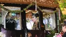 Kahiyang tiba dilokasi Graha Saba Buana sekitar pukul 08.30 WIB. Ia didampingi ayahnya, Jokowi dan ibunya Iriana. Didalam kereta kencana yang membawanya, Kahiyang tampak terlihat cantik dengan riasan Jawa. (Adrian Putra/Bintang.com)