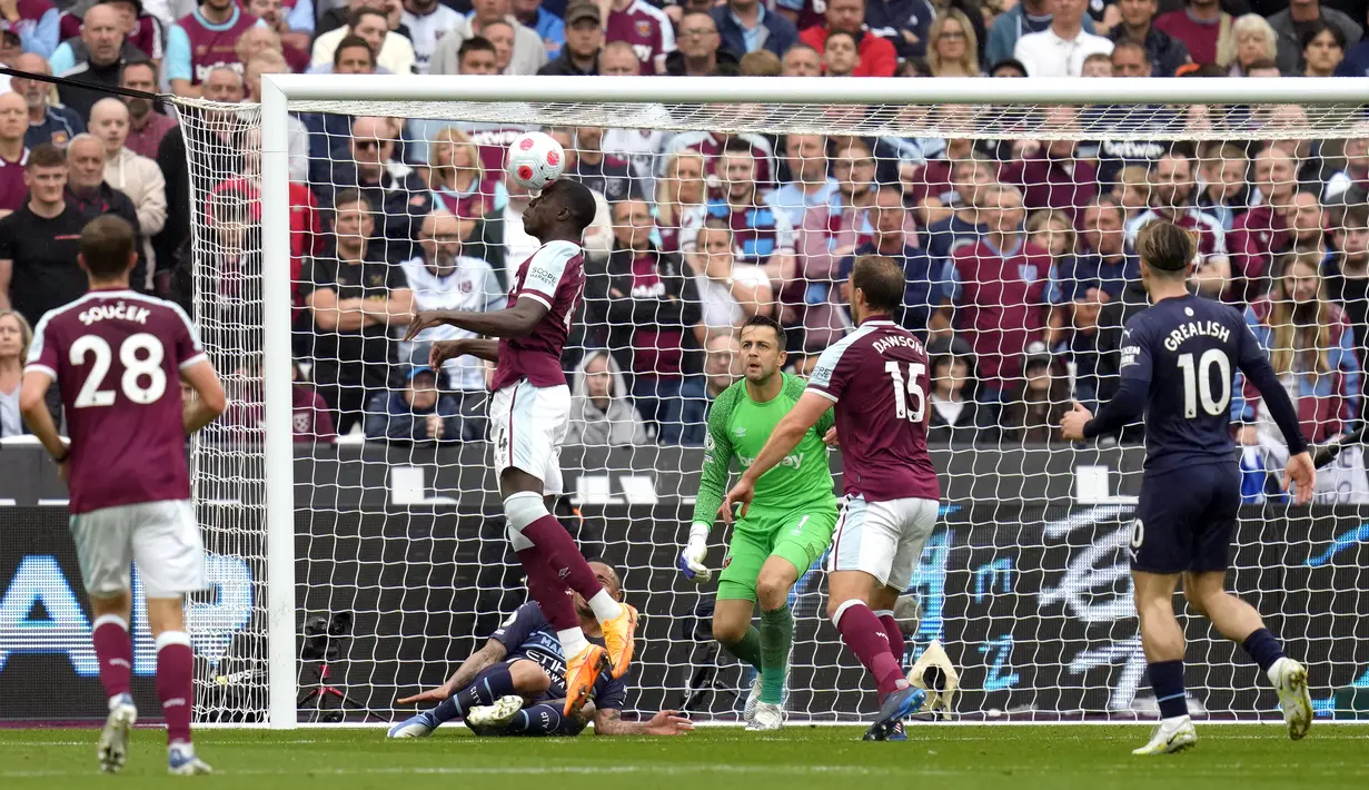Pemain West Ham United Kurt Zouma (kedua kiri) mencoba mempertahankan bola saat melawan Manchester City pada pertandingan sepak bola Liga Inggris di London Stadium, London, Inggris, 15 Mei 2022. Pertandingan berakhir imbang 2-2. (AP Photo/Kirsty Wigglesworth)