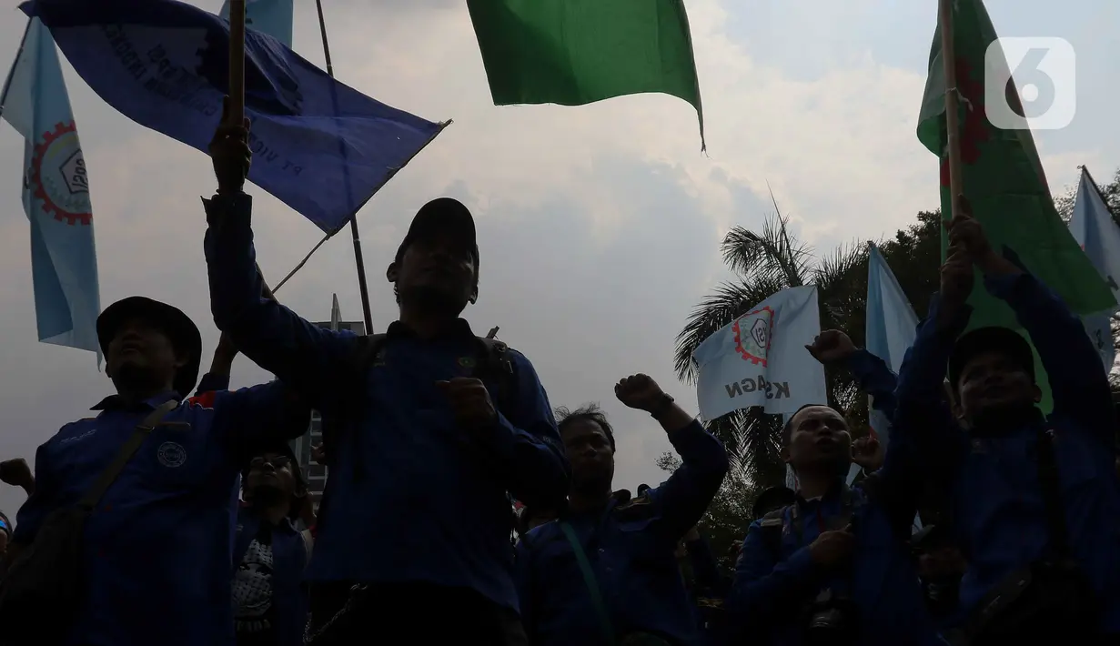 Buruh yang terdiri dari Federasi Serikat Pekerja Metal Indonesia (FSPMI) dan Konfederasi Serikat Pekerja Indonesia (KSPI) mengikuti aksi di depan Kementerian Tenaga Kerja di Jakarta, Kamis (7/11/2024). (Liputan6.com/Herman Zakharia)