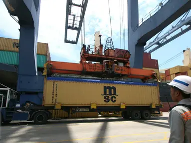  Pekerja saat bongkar muat di Pelabuhan Tanjung Priok, Jakarta, Kamis (23/3). Badan Pusat Statistik (BPS) merilis nilai ekspor Indonesia Februari 2017 mencapai US$ 12,57 miliar atau menurun 6,17 persen dibanding Januari 2017. (Liputan6.com/Angga Yuniar)