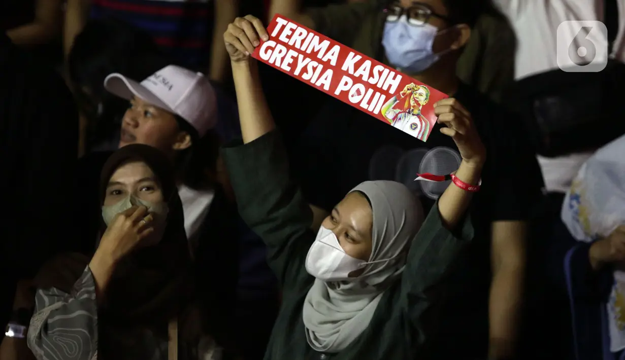Suporter membentangkan tuisan ucapan terima kasih kepada pebulu tangkis ganda putri, Greysia Polii yang mengumumkan pengunduran dirinya secara resmi sebagai atlet professional di Istora Senayan Jakarta, Minggu (12/6/2022). Bersama Apriyani Rahayu, Greysia Polii mencetak sejarah dengan meraih emas di Olimpiade Tokyo 2020. (Liputan6.com/Helmi Fithriansyah)