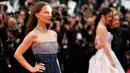 Natalie Portman tampak sangat menikmati saat melintasi karpet merah pemutaran perdana 'The Zone of Interest' di Festival Film Cannes 2023. (Photo by Scott Garfitt/Invision/AP)