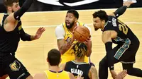 Pebasket Los Angeles Lakers, Anthony Davis, saat melawan Memphis Grizzlies pada laga NBA, Rabu (6/1/2021). LA Lakers menang tipis 94-92 atas Grizzlies. (AP Photo/Brandon Dill)