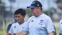 Pelatih Persib Bandung, Robert Alberts saat memimpin sesi latihan timnya. (Bola.com/Erwin Snaz)