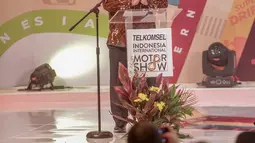 Menteri Perindustrian Airlangga Hartarto memberikan sambutan saat pembukaan Indonesia International Motor Show (IIMS) 2019 di JiExpo Kemayoran, Jakarta, Kamis (25/4). Ajang pameran industri otomotif ini akan diikuti 36 merek otomotif roda empat (R4) dan roda dua (R2). (Liputan6.com/Faizal Fanani)