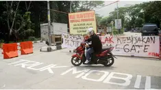 Kericuhan terjadi di tengah aksi demonstrasi Blokade jalan akses penghubung antara Kawasan Industri Pulogadung (KIP) dengan area tempat tinggal warga. Kericuhan terjadi ketika 15 truk dari PT STW yang bergerak di bidang bisnis bahan baku baja, tidak dapat