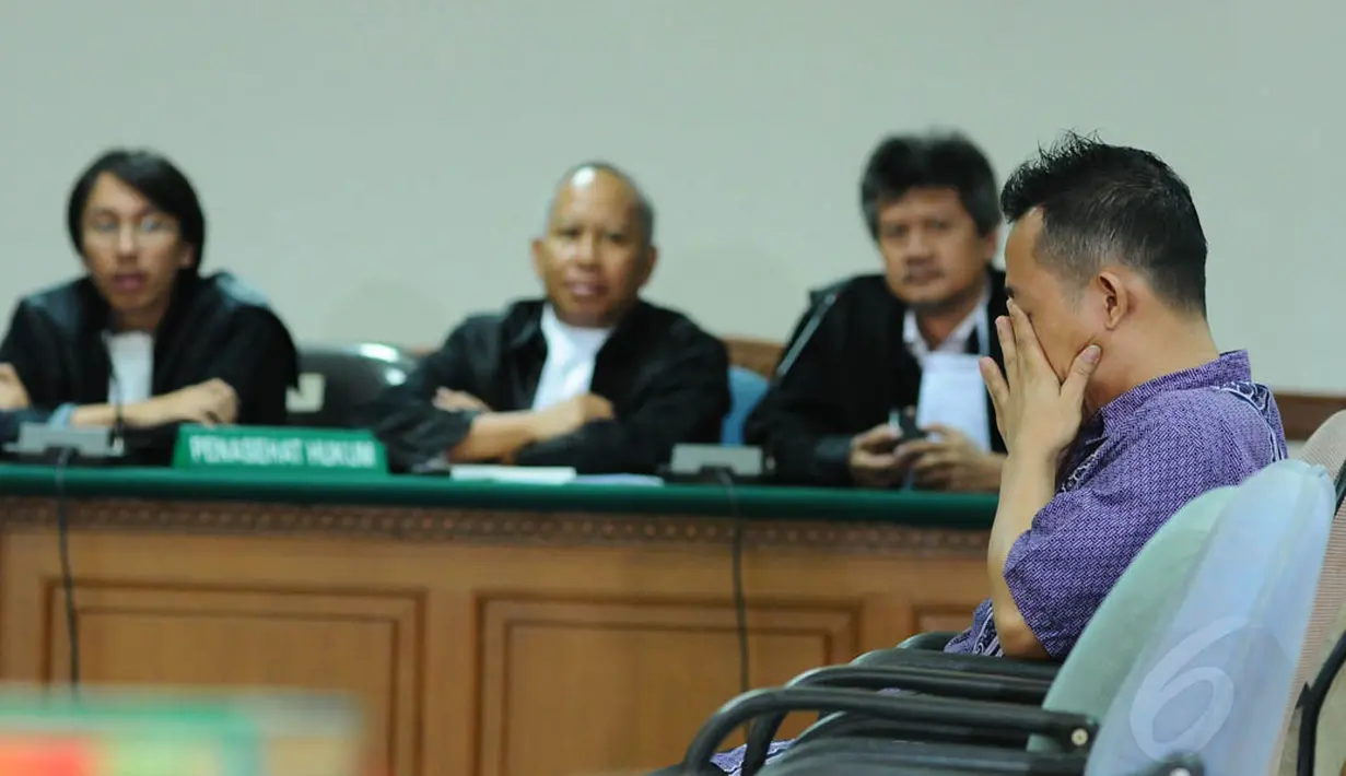 Hendra berusaha menahan kesedihannya dengan menyeka air mata dengan tangannya usai mendengar vonis, Jakarta, Rabu (27/8/14). (Liputan6.com/Andrian M Tunay)