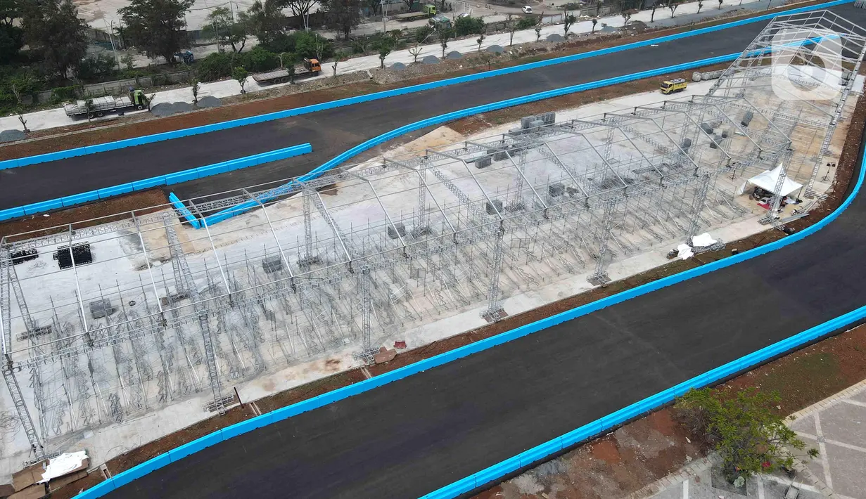 Foto udara suasana pembangunan Jakarta International E-Prix Circuit (JIEC) di kawasan Ancol, Jakarta, Rabu (11/5/2022). Pembangunan JIEC sudah mencapai 100 persen dan menyisakan pemasangan infrastruktur tambahan berupa grandstand dan jembatan penyeberangan yang ditargetkan selesai pada akhir pekan ketiga Mei. (Liputan6.com/Herman Zakharia)