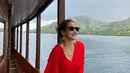 Pevita Pearce juga terbilang aktif mengunggah momen saat liburan. Memakai simpel dress berwarna merah, Pevita begitu menikmati pemandangan di balik kacamata hitamnya. (Liputan6.com/IG/@pevpearce)