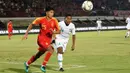 Pemain China U-19, Tayier Xiaokaitijiang, berebut bola dengan gelandang Timnas Indonesia U-19, Fajar Fathur Rachman, pada laga ujicoba di Stadion I Wayab Dipta, Bali, Minggu (20/10). Indonesia kalah 1-3 dari China. (Bola.com/Aditya Wany)
