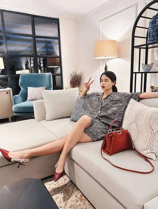 Penampilan kasual Maudy Ayunda dalam balutan set atasan dan bawahan yang serasi. Ia tampil dengan rambut panjang dikuncir kuda yang rendah dan pulasan lipstik merah. [Foto: Instagram/maudyayunda]