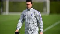 Begitu terpincutnya raksasa Spanyol tersebut tak lain karena permainan dan strategi apik yang diperlihatkan Tottenham dibawah asuhan Pochettino. Namun sayang hingga detik ini tak ada kabar ketertarikan Poche menangani Sergio Ramos dkk. (AFP/Glyn Kirk)