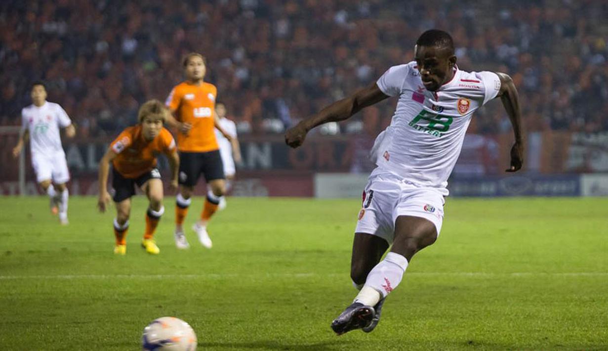 Striker Indonesia, Greg Nwokolo, gagal menyelamatkan klubnya, BEC Tero dari degragasi dari Tahi Premier League. (www.sasana bectero.com)