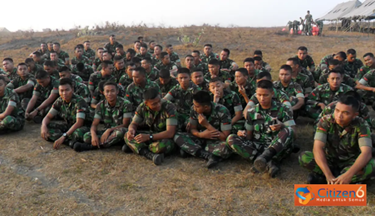 YONARHANUDSE-8 melaksanakan latihan menembak dengan senjata berat di Desa Pandanwangi, Lumajang, Jawa Timur. 