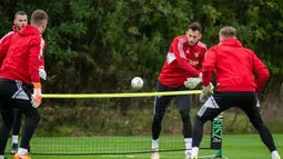 De Gea yang berpasangan dengan Martin Dubravka melakukan latihan ringan melawan Nathan Bishop yang berpasangan dengan Tom Heaton jelang menghadapai pertandingan persahabatan melawan Real Betis. (Twitter/@ManUtd)