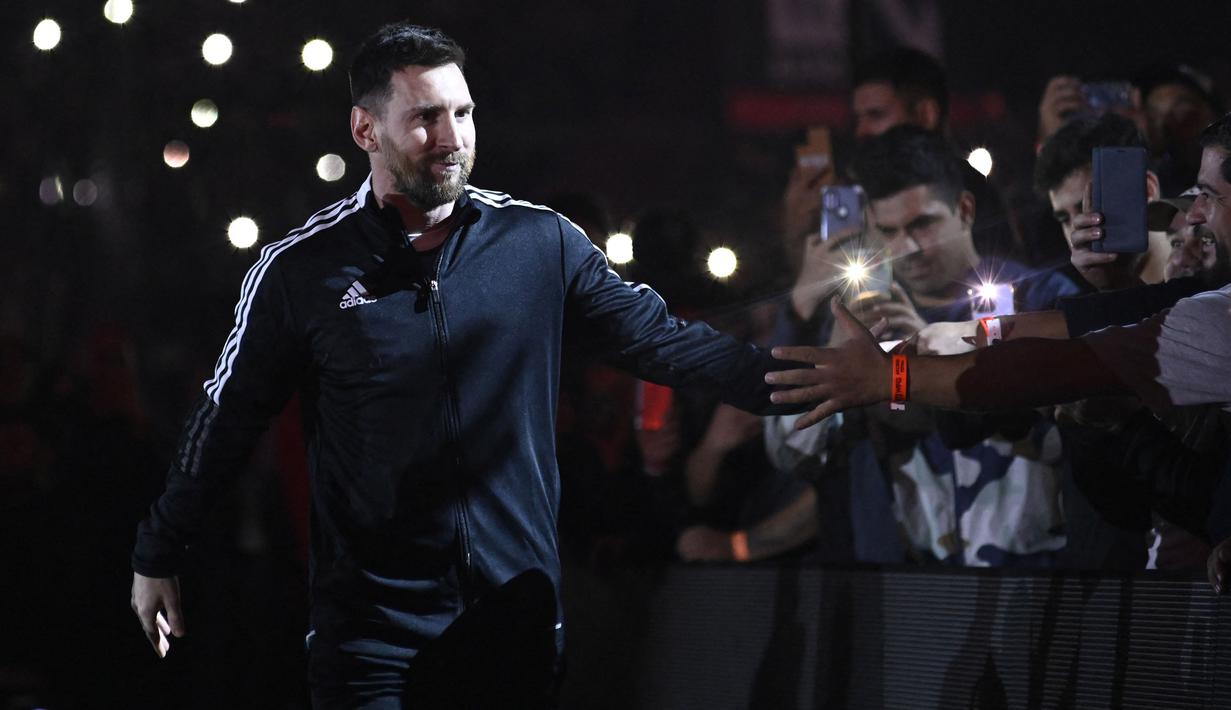 Lionel Messi menyapa penggemar sebelum acara pertandingan perpisahan Maxi Rodriguez sebagai pesepak bola profesional yang diselenggarakan di Marcelo Bielsa Stadium, Argentina, Minggu (25/6/2023). (AFP/Stringer)