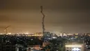 Jejak asap roket yang ditembakkan militan Palestina terbang di atas Jalur Gaza, Minggu (23/2/2020). Militan Palestina di Jalur Gaza meluncurkan serangan ke Israel setelah pasukan Israel menembak mati seorang warga Palestina yang dicurigai menempatkan bom di dekat perbatasan. (MAHMUD HAMS/AFP)