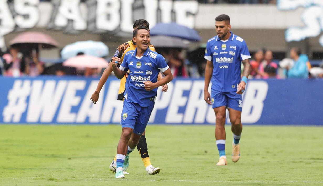 Tim racikan pelatih Bojan Hodak, unggul lewat gol cepat Beckham Putra yang terjadi pada menit ke-5. Tampak dalam foto, pemain Persib, Beckham Putra (kiri) merayakan golnya ke gawang Persija pada pertandingan pekan ke-17 BRI Super League 2025/2026 di Stadion Gelora Bandung Lautan Api (GBLA), Bandung, Jawa Barat, Minggu 11 Januari 2026. (Bola.com/Abdul Aziz)