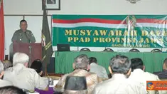 Citizen6, Bandung: Ketua Umum PPAD Pusat Letjen Purn Suryadi, membuka Musprov II PPAD Provinsi Jawa Barat di Aula DPD Pepabri Provinsi Jawa Barat, Jalan Aceh 69 Bandung, Selasa (3/7). (Pengirim: Kodam3 Pendam).