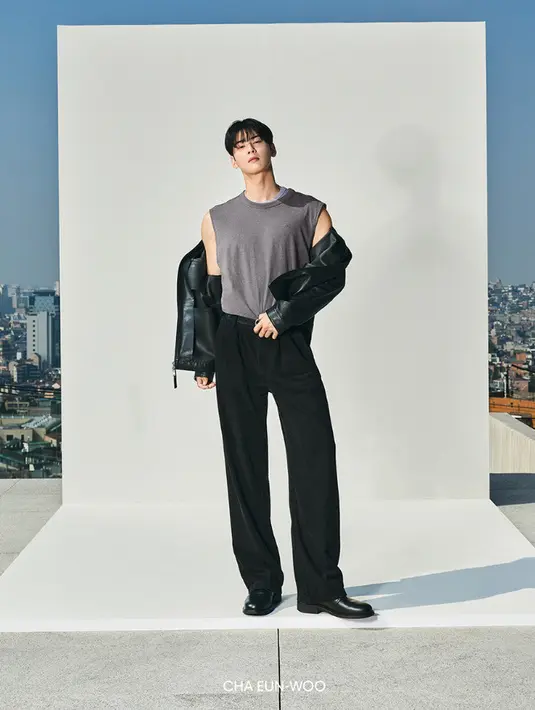 Pilihan classic tees dan tanks, seperti Jersey PD Wash Tee, Monogram Jersey Muscle, dan Drop Needle Rib Tank Top, terasa lebih elevated saat dipadukan dengan jaket kulit, menciptakan tampilan edgy yang on-the-go. [Calvin Klein]