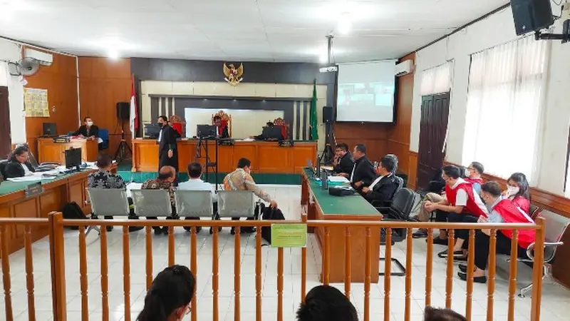 Persidangan kasus penipuan invetasi miliaran rupiah yang melibatkan keluarga Salim di Pengadilan Negeri Pekanbaru.