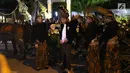 Presiden Jokowi turun dari kereta kencana saat resepsi putrinya Kahiyang Ayu dan Bobby Nasution di Graha Saba Buana, Solo, Rabu (8/11). Kahiyang dan Bobby menaiki kereta kencana saat resepsi pernikahan malam. (Liputan.com/Angga Yuniar)