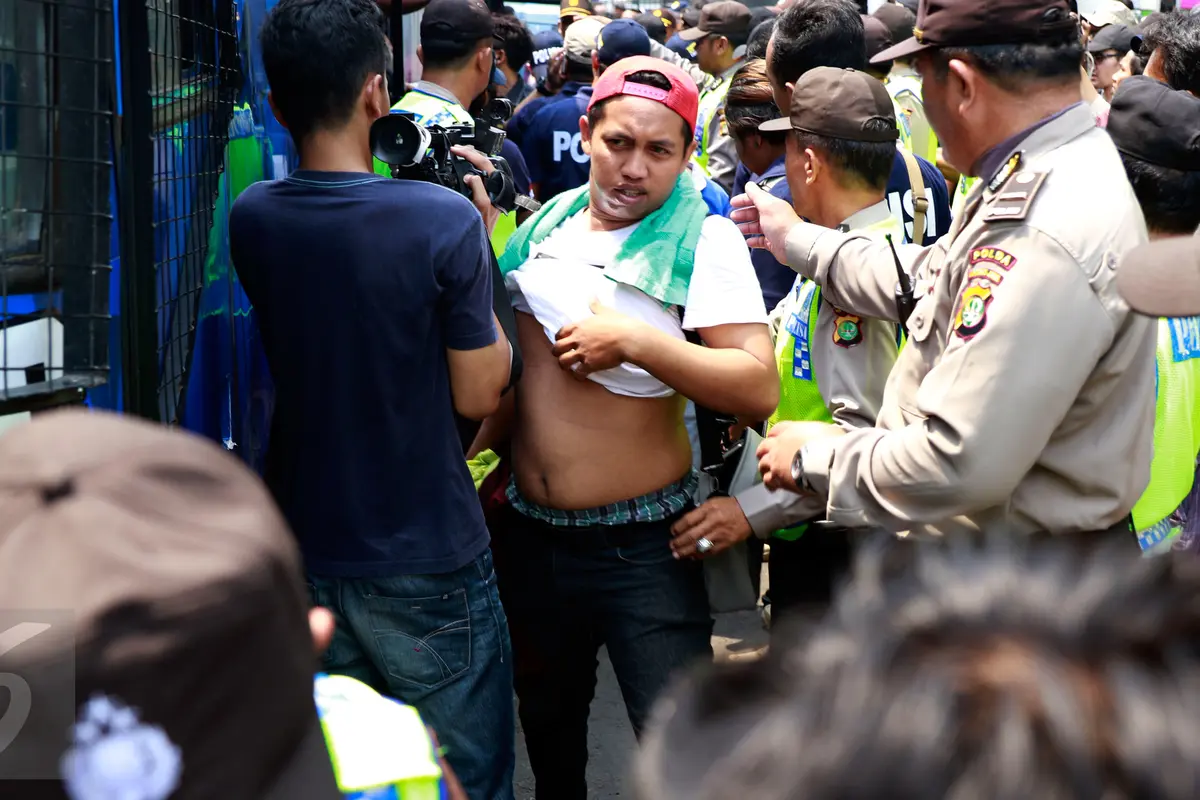20151018-Bobotoh Diperiksa Kepolisian Polda Metro Jaya Sebelum ke GBK