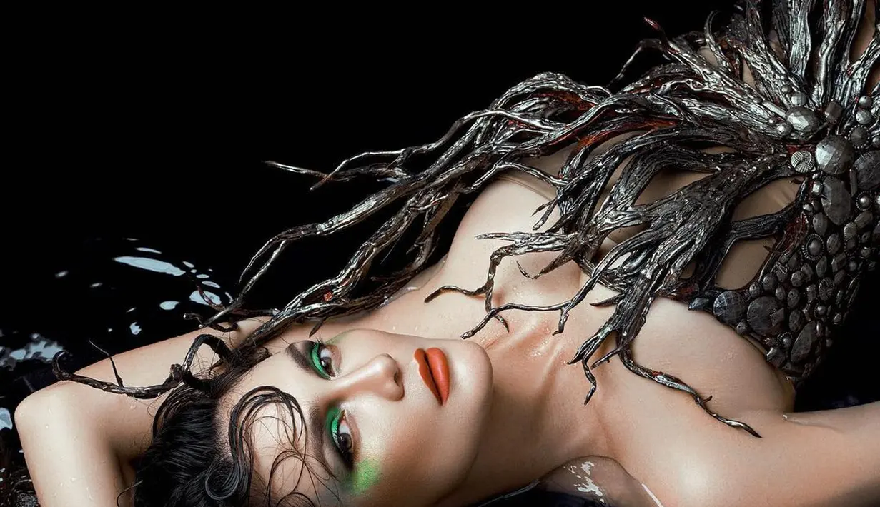 Bold eye makeup Luna Maya disempurnakan dengan lipstik merah. Foto: Instagram.