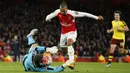 Penyerang sayap Arsenal, Theo Walcott, berusaha melewati kiper Burnley, Tom Heaton. Gol kemenangan Arsenal dicetak oleh bintang mereka, Alexis Sanchez pada menit ke-53. (Reuters/John Sibley)