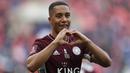 Pemain Leicester City, Youri Tielemans, melakukan selebrasi usai mencetak gol ke gawang Chelsea pada laga final Piala FA di Stadion Wembley, Sabtu (15/5/2021). The Foxes menang dengan skor 1-0. (Matt Childs/Pool via AP)