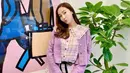 Jumpsuit pendek bernuansa ungu muda, yang lagi-lagi bermotif kotak-kotak, ditumpuk dengan sweater rajut yang juga berwarna ungu. Jessica Jung menyempurnakan penampilannya dengan sepatu boot selutut berwarna hitam. Mana tampilan favoritmu, Sahabat FIMELA? Foto: Instagram @jessica.syj.