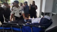 Siswa korban keracunan makanan saat dibawa ke RSUD Sayang Cianjur diduga usai santap MBG. (Liputan6.com/Fira Syahrin).