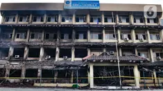 Kondisi gedung SMK Yadika 6 pascakebakaran, Jatiwaringin, Pondok Gede, Kota Bekasi, Jawa Barat, Selasa (19/11/2019). Pihak sekolah meliburkan siswa selama tiga hari ke depan akibat hampir seluruh gedung SMK Yadika 6 hangus dalam kebakaran pada 18 November 2019. (merdeka.com/Iqbal Nugroho)