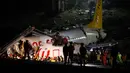 Tim penyelamat dan petugas pemadam kebakaran bekerja setelah sebuah pesawat tergelincir di landasan pacu Bandara Sabiha Gokcen, Istanbul, Turki, Rabu (5/2/2020). Pesawat Boeing 737-86J yang membawa 177 penumpang tersebut terbakar dan meledak usai tergelincir di landasan pacu. (AP Photo/Emrah Gurel)