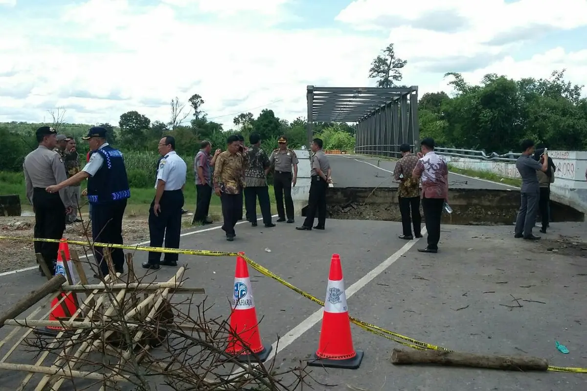 Jalur menuju Jembatan Enim Tiga ditutup karena jalannya ambles (Liputan6.com/Nefri Inge)