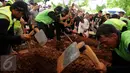 Prosesi pemakaman jenazah korban pembunuhan Pulomas di TPU Tanah Kusir, Jakarta, Rabu (28/12). Tiga jenazah korban pembunuhan yaitu Dodi Triono (59), Diona Arika (16) dan Dianita Gemma (9). (Liputan6.com/Gempur M Surya)