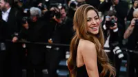 Penyanyi Kolombia Shakira dikabarkan mengetahui perselingkuhan yang dilakukan pasangannya bek Barcelona Gerard Pique. (CHRISTOPHE SIMON / AFP)